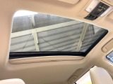 【サンルーフ】ボタンひとつで開閉可能!開放感たっぷりのサンルーフが装着されています!車内に明かりを取り入れたり景色を楽しむ以外にも、よどみがちな車内の空気も簡単に換気できて快適です!