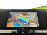 画面でテレビ番組を視聴でき、停車中の待ち時間も快適に過ごすのに役立ちます。映像が大きく表示されるため、落ち着いて画面を楽しみたい場面に便利な装備です。