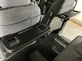 運転席と助手席のシートの裏に収納式のテーブルが装備されています。休憩時のちょっとした小物置きに使えてとっても便利ですね♪