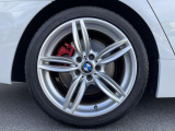 BMWならではの卓越した走りを支えるホイールと足回りです!日本車の走りに慣れている方にもぜひ体感して頂きたいほど、高いレベルでまとまっています!純正19インチアルミホイール。