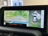 後方映像に加えて車両周囲の表示も確認でき、駐車時の安全確認をサポートします。画面には目安となるラインも表示され、周囲を確認しながら落ち着いて駐車操作を行えます。