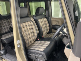 乗降がしやすい運転席。高さが調節できて小柄な方でも運転しやすいポジションをとることができます。