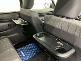 【パーソナルテーブル】フロントシート裏には後席の方が必要に応じて使用できるテーブルが付いています。水拭き可能でお手入れも簡単です。