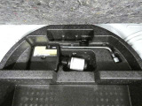 パンク修理剤とエアーポンプのセットです。スペアタイヤは装備していませんが空いたスペースを小物入れとして使用できます