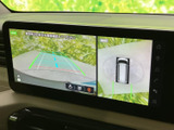 周囲を上から見た表示と後方の映像を同時に確認でき、駐車時の位置関係を把握しやすい画面です。目安線も表示されるため、切り返しや後退時の確認をサポートします。