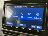 目的地や音源、電話などの項目が画面にまとまり、使いたい機能を選びやすいメニュー構成です。情報や設定にもアクセスでき、日々の移動中に必要な操作を探しやすくなっています。