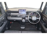 操作性に優れた運転席となります!小物入れや各ボタンの配置にこだわり、使いやすいです!座り心地もよく視認性も良好なのでロングドライブもお任せ下さい!