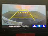 【バックカメラ】運転が苦手な方も車庫入れラクラクです!ギアをリバースに入れれば自動的に切り換わりますので、面倒な操作は不要です♪狭い駐車場もお車を傷つけず安心ですね!
