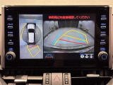 パノラミックビューモニター付きです。車両を上から見たような映像をディスプレイオーディオ画面に表示。運転席からの目視だけでは見にくい、車両周辺の状況をリアルタイムでしっかり確認できます。