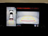 パノラミックビューモニターを装備。駐車場や交差点でクルマを真上から見るように周囲を確認できます。機能の詳細は販売店スタッフまでおたずねください。