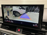 【コンフォートパッケージ メーカーOP￥160,000-】サラウンドカメラを装備し。上から見下ろしたような映像となります。