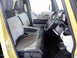 フロントシートはベンチシートです、運転席と助手席の移動が簡単です。 また運転席シートの高さも調整できます。