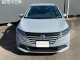 フロントガラス上部にエマージェンシーブレーキのセンサーカメラがあります。前方の車両を感知してぶつかる可能性が高まると表示とブザーで回避操作を即し、安全に減速できなかった場合ブレーキが作動します。