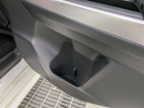 パワーウィンドウのスイッチですよ。運転席に居ながら窓を開け閉めのコントロールできます。