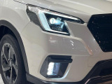 【LEDヘッドライト】悪天候や夜間走行時も良好な視界を確保し安心して運転できる高輝度LEDヘッドライトを装備!点灯速度が早く、消費電力も抑えられています。
