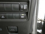オートマチックハイビーム装備です。先行車や対向車のライトを認識し、ハイビームとロービームを自動で切り替える機能です。夜道の視界を確保します。詳細は販売店スタッフまでおたずねください。