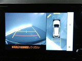 【パノラミックビュー】・・・車両の前後左右に搭載した4つのカメラにより、クルマを真上から見ているような映像を表示。運転席から確認しにくい車両周囲の状況を把握できます。
