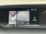 後方の映像に加え、車両周辺の様子も画面で確認できるため、駐車時の安全確認に役立ちます。ガイド表示も備わり、周囲を見ながら車庫入れや切り返しを行う際に便利です。