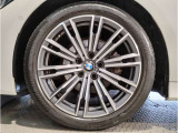 BMWの純正アロイホイールは軽量かつ強度にも優れているホイールで走行性能を引き上げる設計になっております。足元にもBMWは妥協がなくこだわっている個所になります。