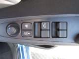 運転席の窓操作部分です。スイッチでミラーや窓の開閉が電動で行えます。