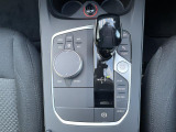 【シフトノブ】BMWの高性能オートマチックは、ATセレクトレバーを左側に倒すことで、通常の「D」から「S」(スポーツ)または「M」(マニュアル)へと切り替えが可能です。