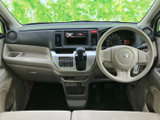 運転席から前方を見渡しやすく、メーターやセンターまわりも目に入りやすい配置です。座席から手の届く範囲に各部がまとまり、日々の運転を落ち着いて始められる空間になっています。