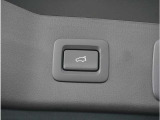 【パワーバックドア】スマートキーや運転席のボタンを押すだけでリアゲートが自動で開閉します。両手に荷物を持っている時や高い位置のバックドアを閉める際に便利な機能です。