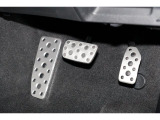 スポーティなデザインのアルミパッドブレーキペダルです。