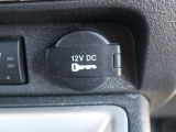 12V DC電源ソケットを備えています。