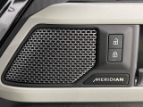MERIDIANサウンドシステム 入念に考えられたスピーカー配置、サブウーファーが生み出す、豊かで洗練された音響空間。フロント、リアどちらのシートでも、細部まで鮮明なサウンドを楽しめます。