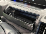 小物が収納できる運転席側インパネアンダーボックス。ボックス内にはUSBソケットが1口。