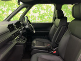 前席はゆとりあるシートで、運転席から助手席まで落ち着いた黒基調の室内が広がります。窓から周囲を見渡しやすく、同乗される方にもくつろぎやすい空間です。