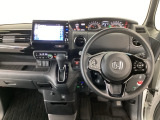 【ハンドル】運転にかかわる様々な操作を安全に行えるように視点移動が少なく操作性に配慮されたスイッチ類が凝縮されたコックピットです。