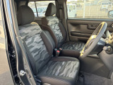 座面と背もたれに柄の入ったシートを採用し、落ち着いた車内空間に仕上がっています。乗り降りしやすいドア開口部で、運転席まわりも見渡しやすく、日々快適にお使いいただけます。