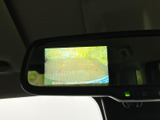 後方の映像にガイドラインが表示され、駐車時に車両後方の位置を確認する際に役立ちます。画面を見ながら周囲にも目を配れるため、日常の駐車をサポートします。
