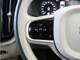 前方車を自動追従するアダプティブクルーズコントロールに加え、ステアリング操舵も行う進化型クルーズ『パイロットアシスト』を搭載。車体を車線内へと適正に維持しつつ先行車を忠実に追従します。