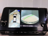 前後左右4つのカメラで、上から見たような映像をお届け、駐車時も安心、アラウンドビューモニター付(肉眼では確認し辛い左前の映像に切り替えることも可能です)。