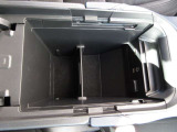 深さのあるセンターコンソールボックスを装備。小物や財布などをすっきり収納でき、車内の整理整頓に役立つ使い勝手の良い装備です。