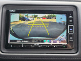 駐車時の安全確認をサポートするバックカメラも使用できます。インターナビで様々な情報を得ることもできます。
