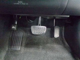 この車輌の清掃風景です!!シートを取り外して徹底洗浄!!細かなほこりやしみついた汗など、前使用者の痕跡を除去します