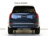 XC90は、使い方の幅を広げる7シーター仕様。洗練された佇まいの中に、高い実用性を秘めています。室内に足を踏み入れば、そこはまさに北欧のリビングルーム。落ち着きある明るい雰囲気をご堪能ください。