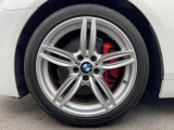 BMWならではの卓越した走りを支えるホイールと足回りです!日本車の走りに慣れている方にもぜひ体感して頂きたいほど、高いレベルでまとまっています!純正19インチアルミホイール。