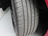 タイヤサイズは「235/50R20」になります。タイヤの溝は約4mm残っています。