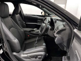運転席・助手席ともにアームレスト付で、パワーシートで微妙なポジション調整も可能です!
