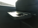 運転席・助手席後ろにシートバックテーブルも装備!!ドリンクや軽食、PC作業にも使えて移動中も快適。家族も仕事もどちらにも便利です!!