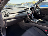 包み込まれる感のある運転席です。