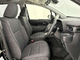運転する時はドライビングポジションが気になりますよね。パワーシートで座席位置の微調整もしっかりできます。高級感がある装備としても人気があります。