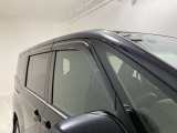 ドアバイザーも付いています。雨の日に少し窓を開けても、雨水が入りにくく、喫煙する方などにも強い味方です。