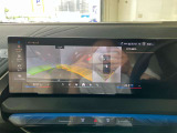 パーキングアシストプラス:トップビュー+3Dビュー、パノラマビューが含まれ車の周囲の状況をディスプレイで確認できます。スマートフォンからリモートで3Dビューで周囲を確認できます。