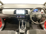 車内は光触媒抗菌消臭施工済です。スタイリッシュなデザインでスポーティなインパネ周りを演出します。グローブボックスやカップホルダーのほかにトレーなどたくさんの収納スペースが付いています。